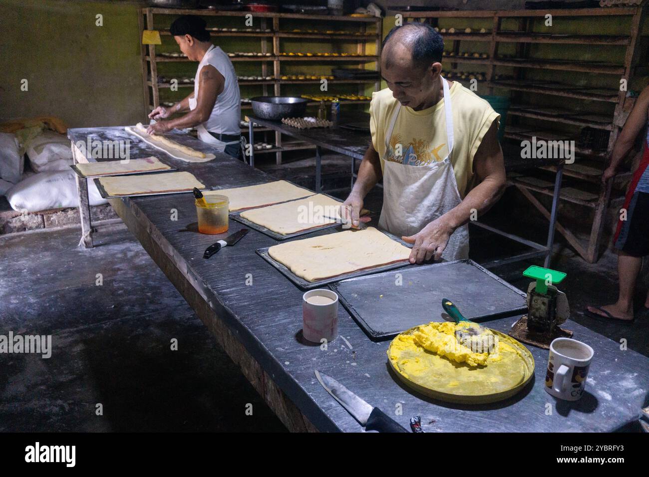 Oriental Mindoro, Filippine. Piccola fabbrica di biscotti che serve la comunità locale Foto Stock