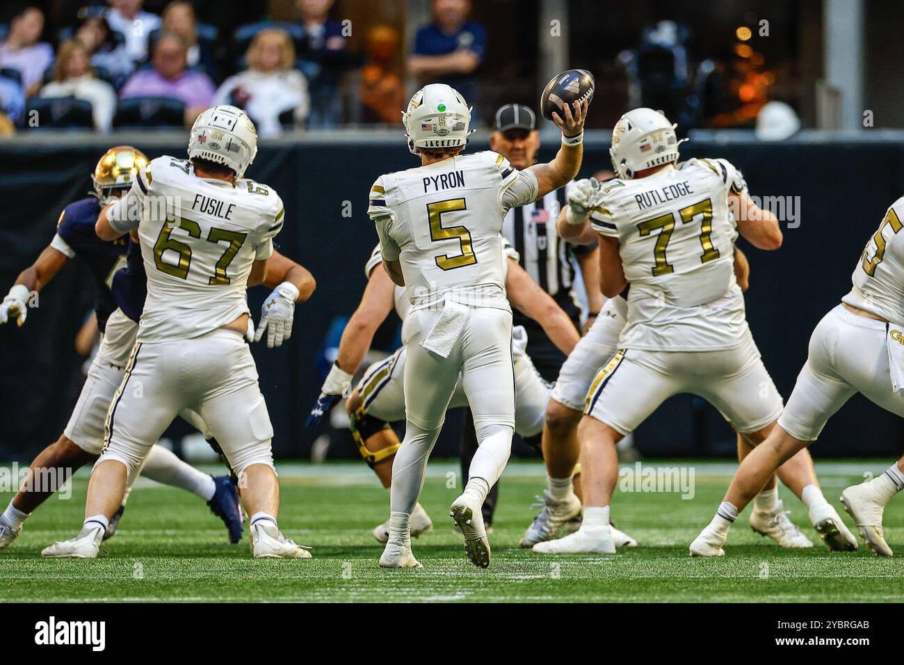 Atlanta, Georgia. 19 ottobre 2024. Zach Pyron (5) di Georgia Tech offre un passaggio dietro la protezione di Keylan Rutledge (77) e Bailey Stockton (87) durante la partita di football NCAA con i Notre Dame Fighting Irish e i Georgia Tech Yellow Jackets, giocati al Mercedes Benz Stadium di Atlanta, Georgia. Notre Dame sconfigge Georgia Tech, 31-13. Cecil Copeland/CSM/Alamy Live News Foto Stock