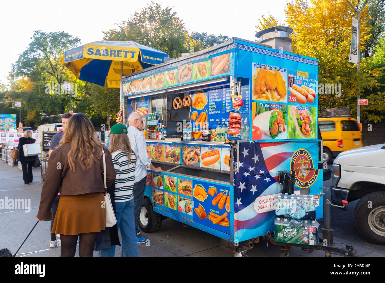 Carro che vende cibi caldi e spuntini come hamburger, hot dog e involtini a New York City, New York, USA Foto Stock