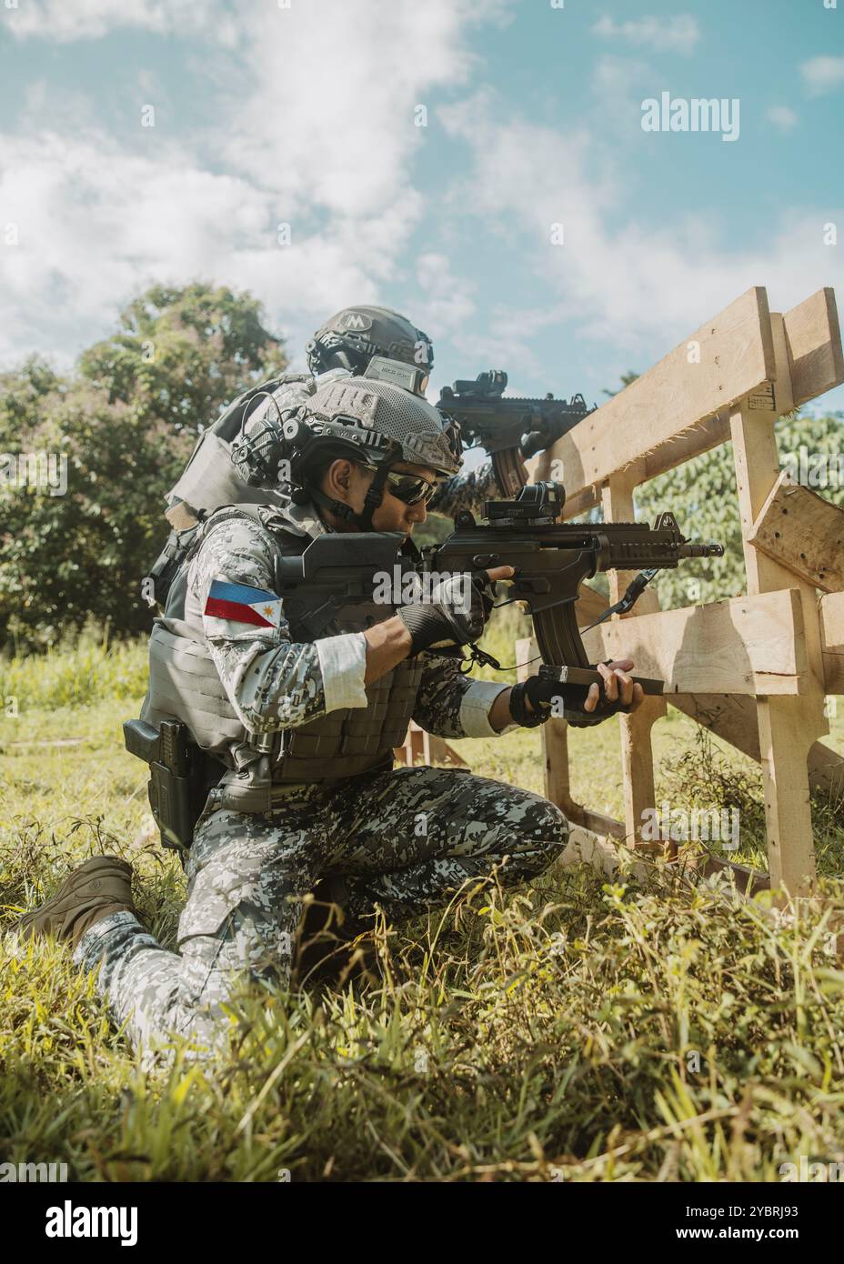 Un guardiano della costa delle forze speciali Filippine ricarica il suo fucile durante un raggio di fuoco vivo con i Marines statunitensi assegnati alla Reconnaissance Company, 15th Marine Expeditionary Unit, come parte dell'esercitazione KAMANDAG 8 alla Marine base Gregorio Lim, Ternate, Filippine, 18 ottobre 2024. Il KAMANDAG è un'esercitazione annuale condotta dal corpo dei Marines delle Filippine e dal corpo dei Marines degli Stati Uniti volta a rafforzare le forze armate delle capacità di difesa e umanitarie delle Filippine fornendo una formazione preziosa in operazioni combinate con i militari stranieri per il progresso di un Indo-Pacifico libero e aperto. Quest'anno Foto Stock