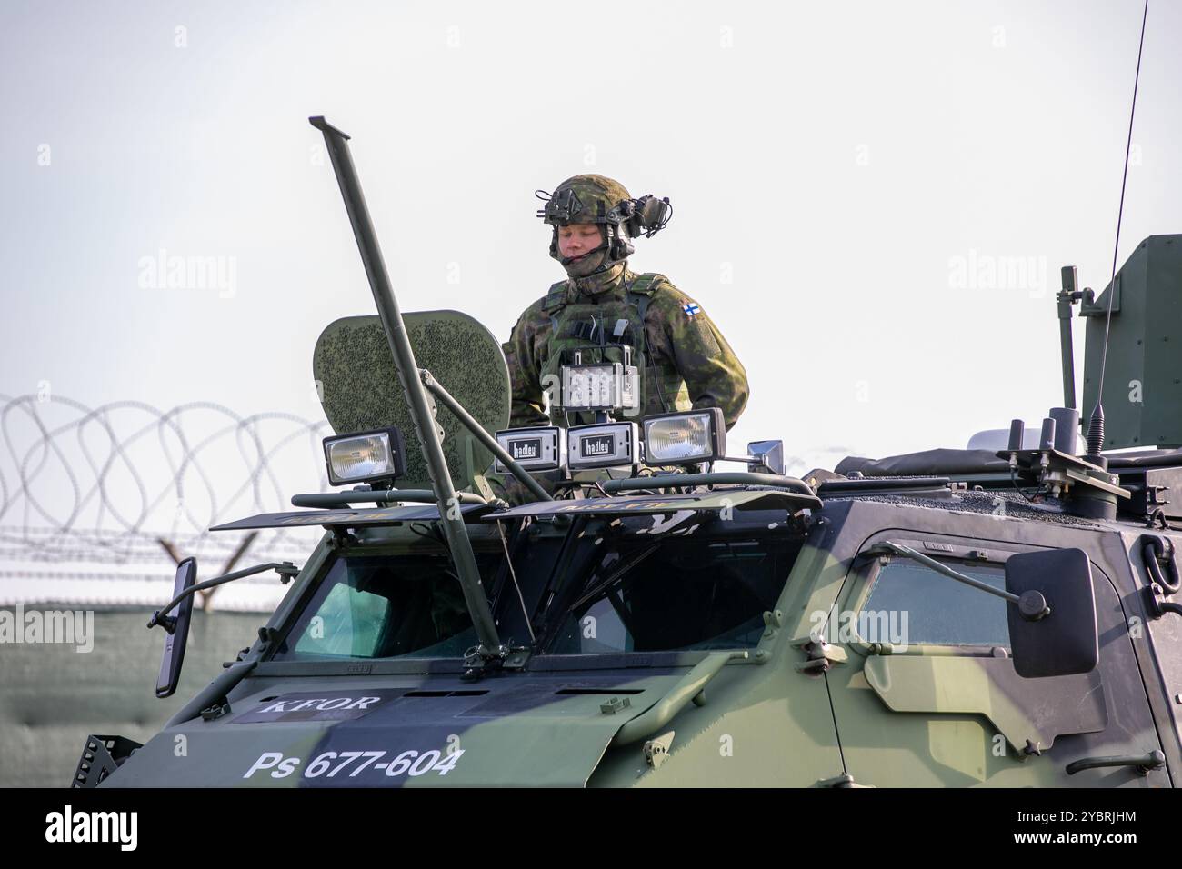 Un soldato finlandese partecipa all'addestramento "Freedom of Movement - Direct and Crowd Riot Control" a Camp Novo Selo, Kosovo, il 19 ottobre 2024, in preparazione di potenziali scenari reali che potrebbero verificarsi nella sua attuale missione delle forze del Kosovo. Questi sforzi fanno parte della missione della KFOR di garantire un ambiente sicuro e sicuro per tutte le persone e le comunità del Kosovo. (Foto della Guardia Nazionale dell'Esercito degli Stati Uniti del sergente Grace Wajler) Foto Stock
