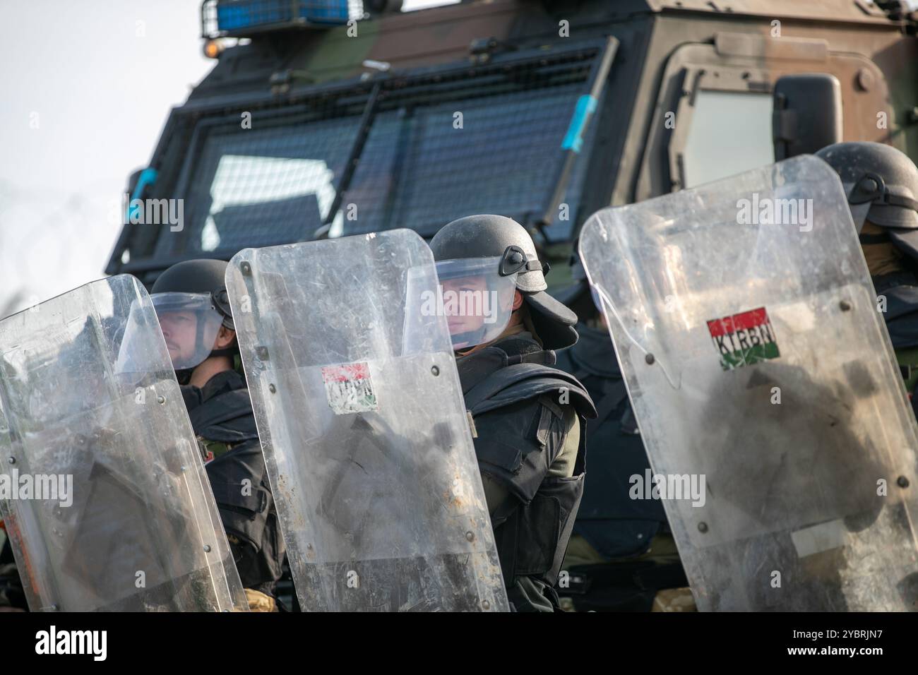 I soldati ungheresi conducono un addestramento diretto per la libertà di movimento a Camp Novo Selo, Kosovo, il 19 ottobre 2024, in preparazione di potenziali scenari reali che potrebbero incontrare durante la loro missione delle forze del Kosovo. Questi sforzi fanno parte della missione della KFOR di garantire un ambiente sicuro e sicuro per tutte le persone e le comunità del Kosovo. (Foto della Guardia Nazionale dell'Esercito degli Stati Uniti del sergente Grace Wajler) Foto Stock