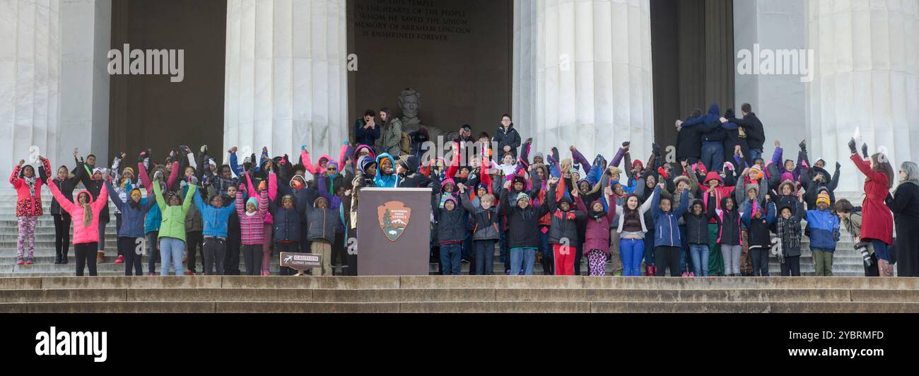 Recitando "i have a Dream", quinta elementare della Watkins Elementary School di Washington, DC, recitano il discorso "i have a Dream" dai gradini del Lincoln Memorial, 16 gennaio 2015. I Watkins di 5° grado onorano il Dr. King in questo modo ogni anno dal 2004. Ciascuno dei circa 120 studenti è venuto al microfono per recitare una frase o una frase del discorso. L'intera performance durò circa 20 minuti - lo stesso di Martin Luther King Jr., quando consegnò per la prima volta l'indirizzo da questi passaggi nel 1963. Foto Stock