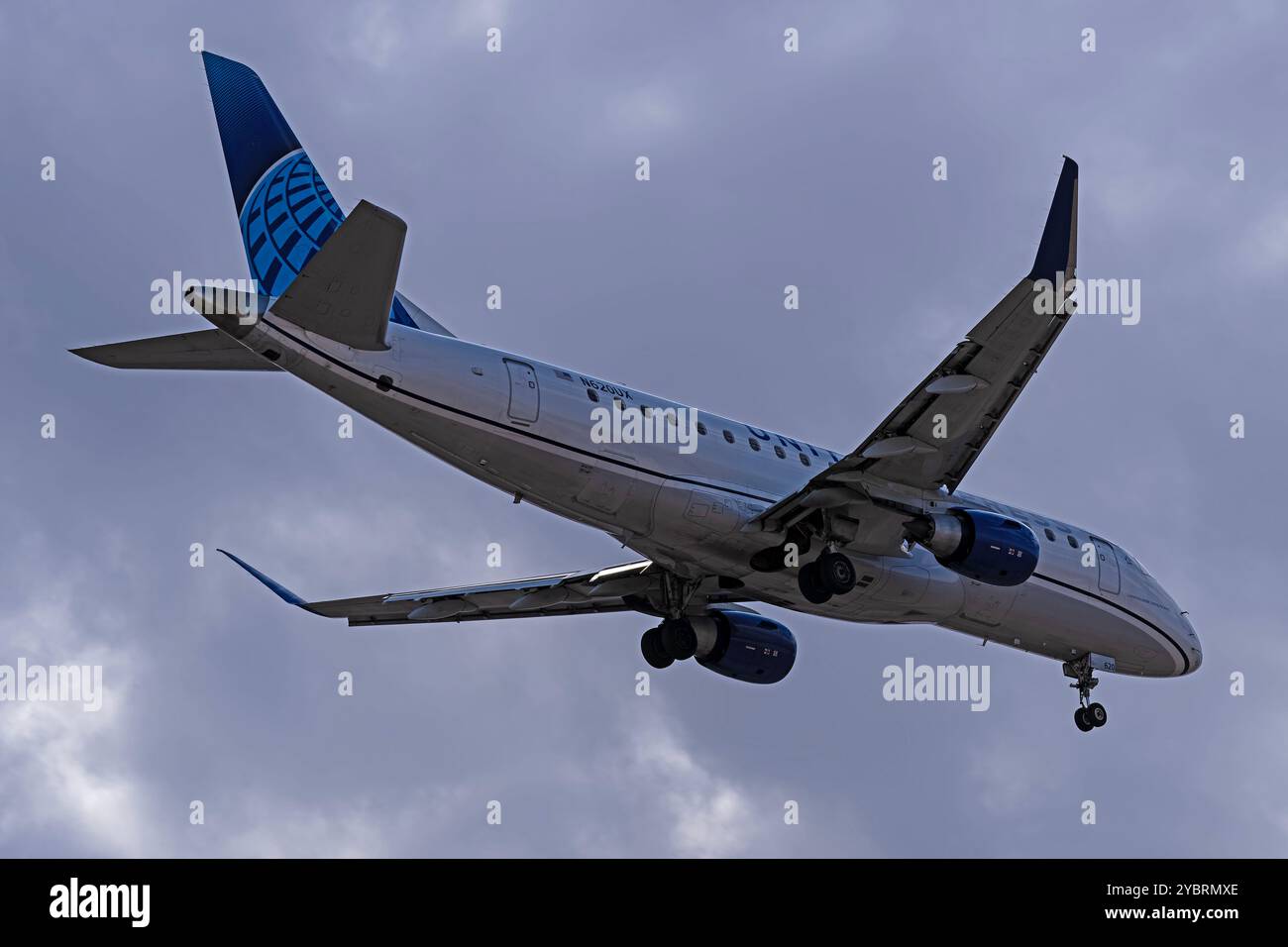 Aeroporto internazionale di El Paso Aeroporto 10-19-24 El Paso, Texas USA, United Express Embraer ERJ-175 N620UX finale per 22 all'aeroporto internazionale di El Paso Foto Stock