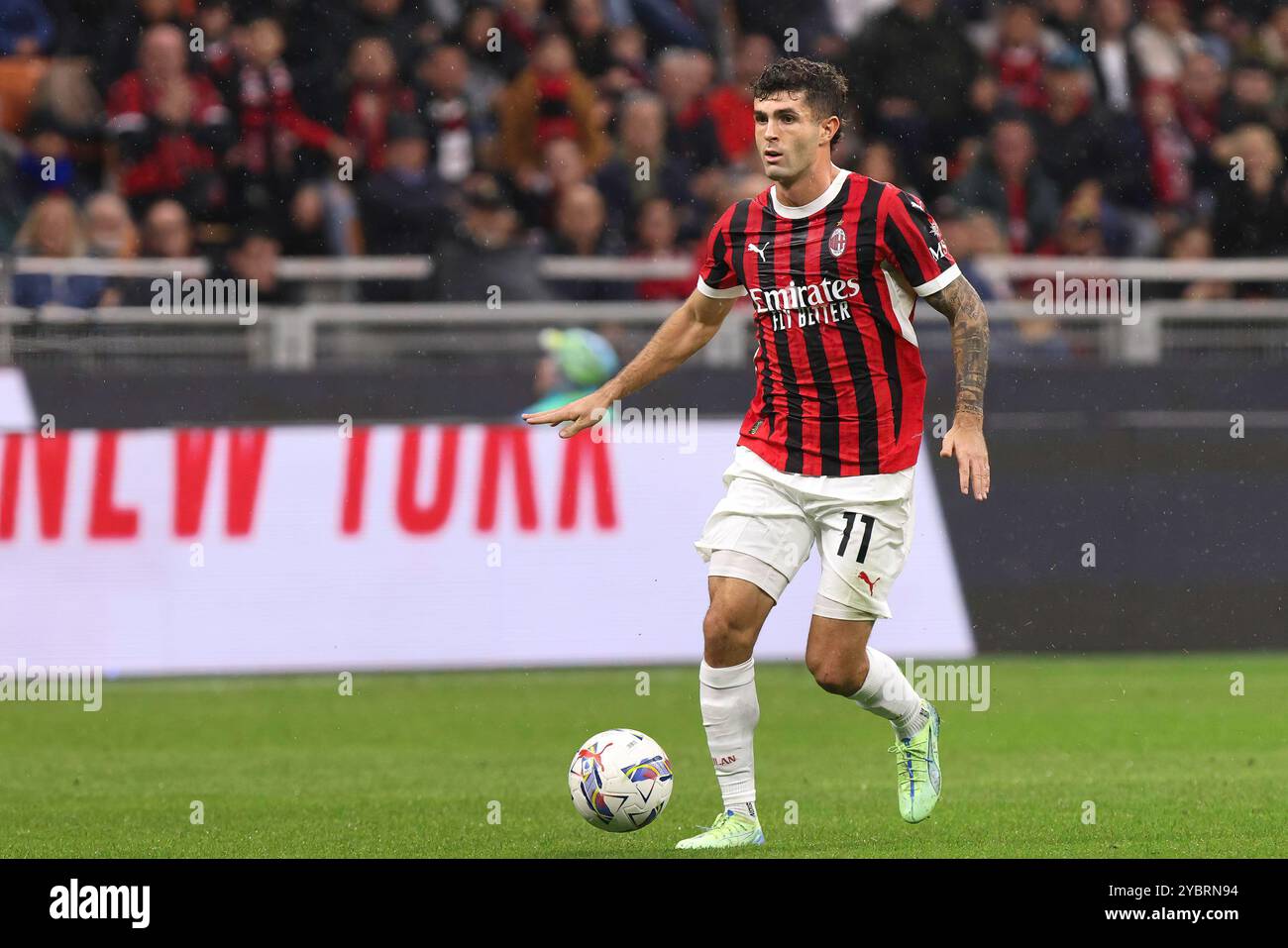 Milano, Italia. 19 ottobre 2024. Italia, Milano, 2024 10 19: Christian Pulisic (AC Milan) attacca l'area di rigore nel primo tempo durante la partita di calcio AC Milan vs Udinese, serie A Tim 2024-2025 giorno 8, San Siro StadiumItaly, Milano, 2024 10 19: AC Milan vs Udinese, serie A Tim 2024/2025 giorno 8 allo Stadio San Siro. (Foto di Fabrizio Andrea Bertani/Pacific Press) crediti: Pacific Press Media Production Corp./Alamy Live News Foto Stock