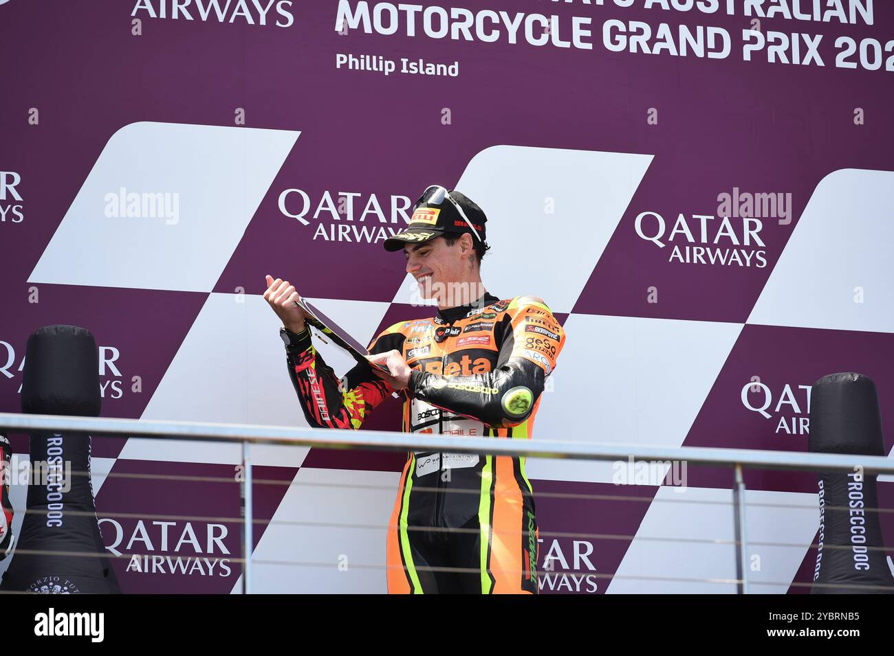 MELBOURNE, AUSTRALIA. 20 ottobre 2024. Nella foto: Fermin Aldeguer, 54° della Spagna, in sella alla Speedup Racing, celebra la vittoria della gara australiana di Moto2 sul podio al Qatar Airways Australian Motorcycle Grand Prix 2024 tenutosi sul circuito di Phillip Island. Crediti: Karl Phillipson/Alamy Live News Foto Stock