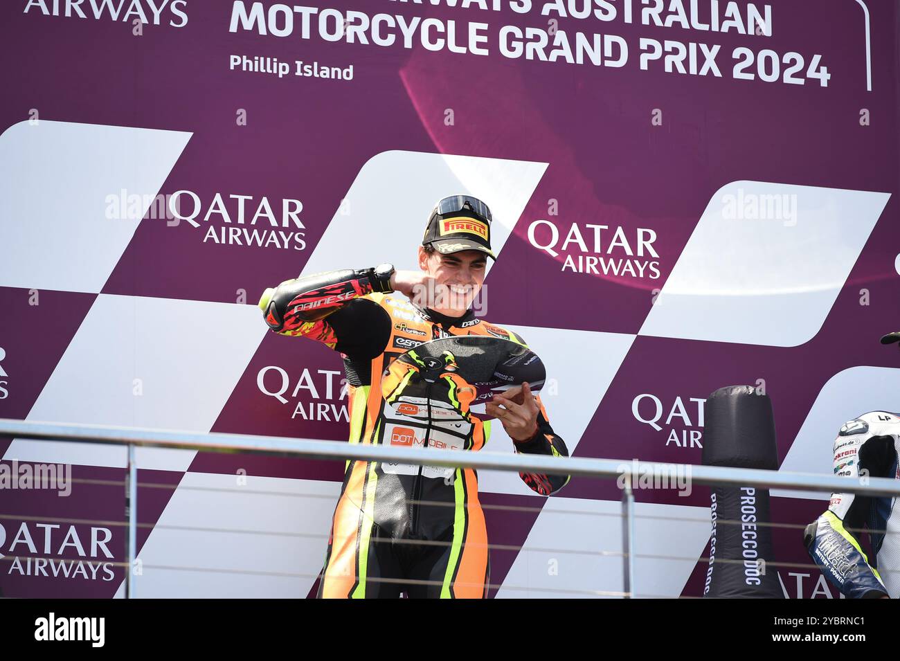 MELBOURNE, AUSTRALIA. 20 ottobre 2024. Nella foto: Fermin Aldeguer, 54° della Spagna, in sella alla Speedup Racing, celebra la vittoria della gara australiana di Moto2 sul podio al Qatar Airways Australian Motorcycle Grand Prix 2024 tenutosi sul circuito di Phillip Island. Crediti: Karl Phillipson/Alamy Live News Foto Stock