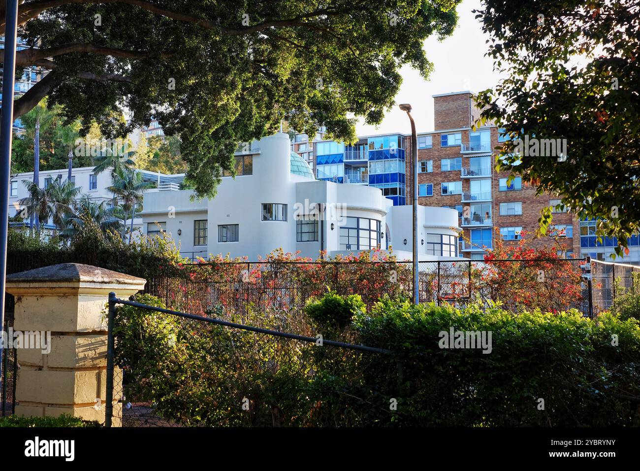 Un piroscafo art deco o una casa in stile P&o CRAIGEND a Darling Point, con un blocco di appartamenti anni '1970 alle spalle, visto da Mckell Park, Sydney, Australia Foto Stock