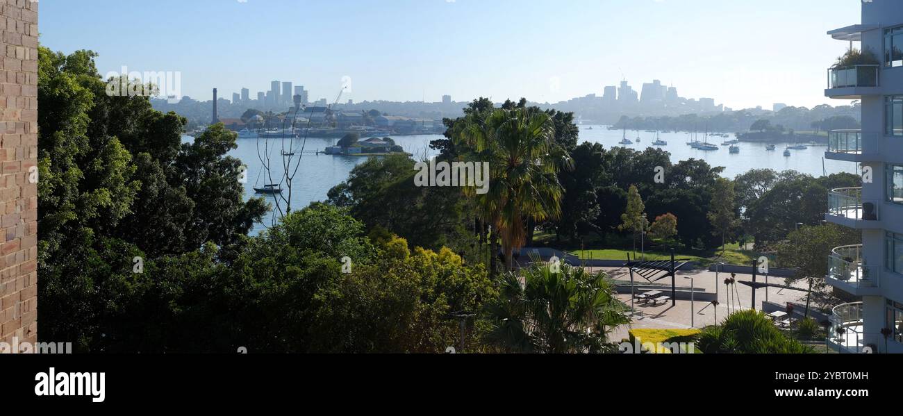 Panorama dell'isola di Cockatoo, Chatswood e North Sydney, alti edifici commerciali sul porto di Sydney da Birkenhead Point, Drummoyne Foto Stock