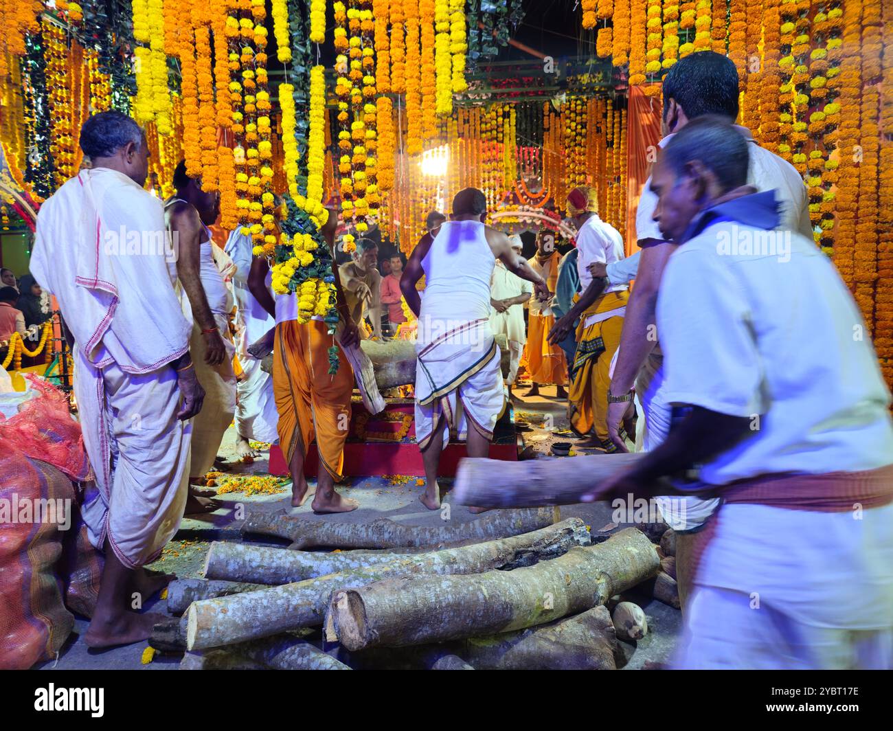 Bhadrak, Odisha, India, 17 gennaio 2024: Vishwa Shanti Maha Yagya vicino al tempio del villaggio locale. Yajna nell'induismo è un rituale fatto di fronte a un fuoco sacro. Foto Stock