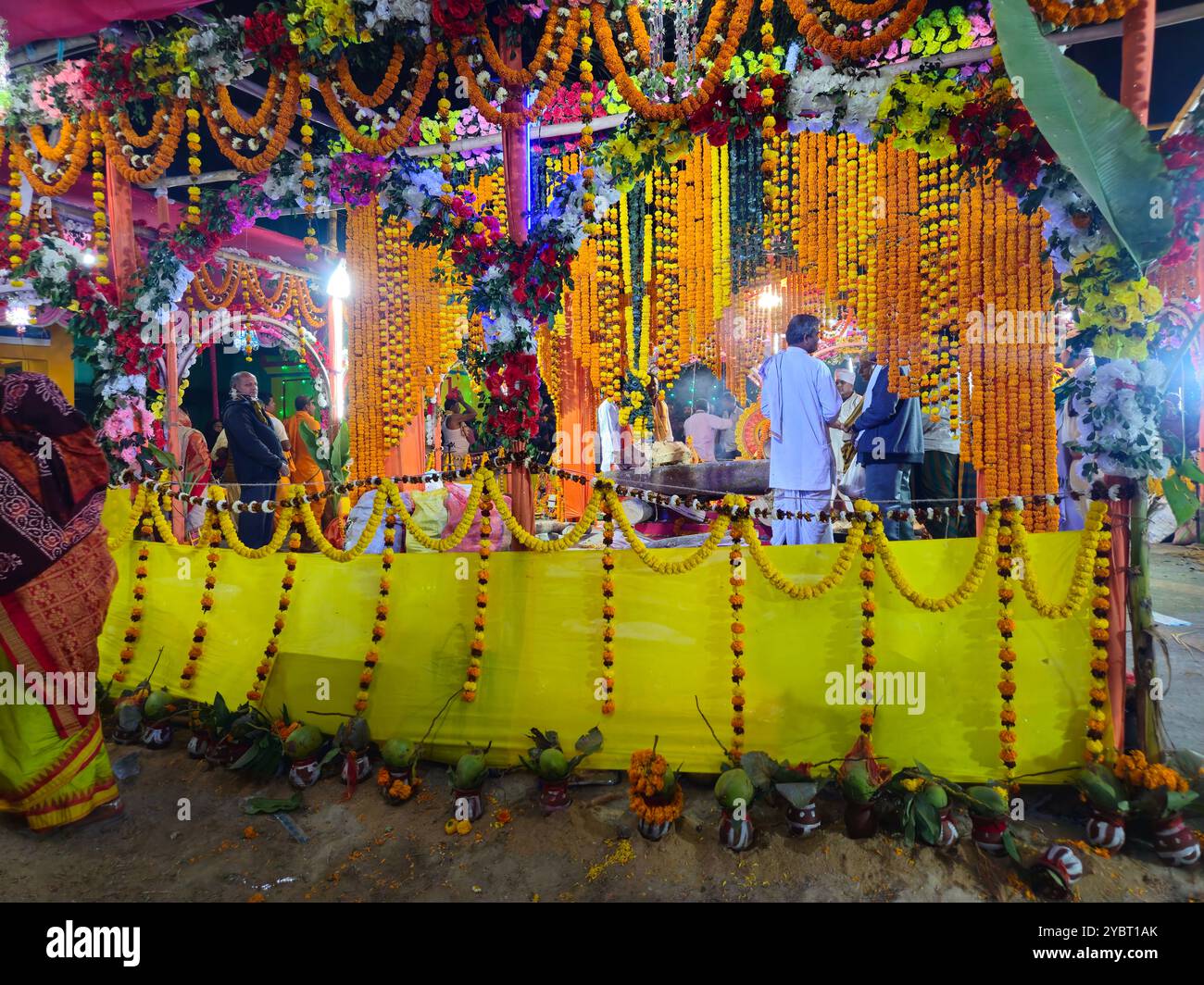 Bhadrak, Odisha, India, 17 gennaio 2024: Vishwa Shanti Maha Yagya vicino al tempio del villaggio locale. Yajna nell'induismo è un rituale fatto di fronte a un fuoco sacro. Foto Stock