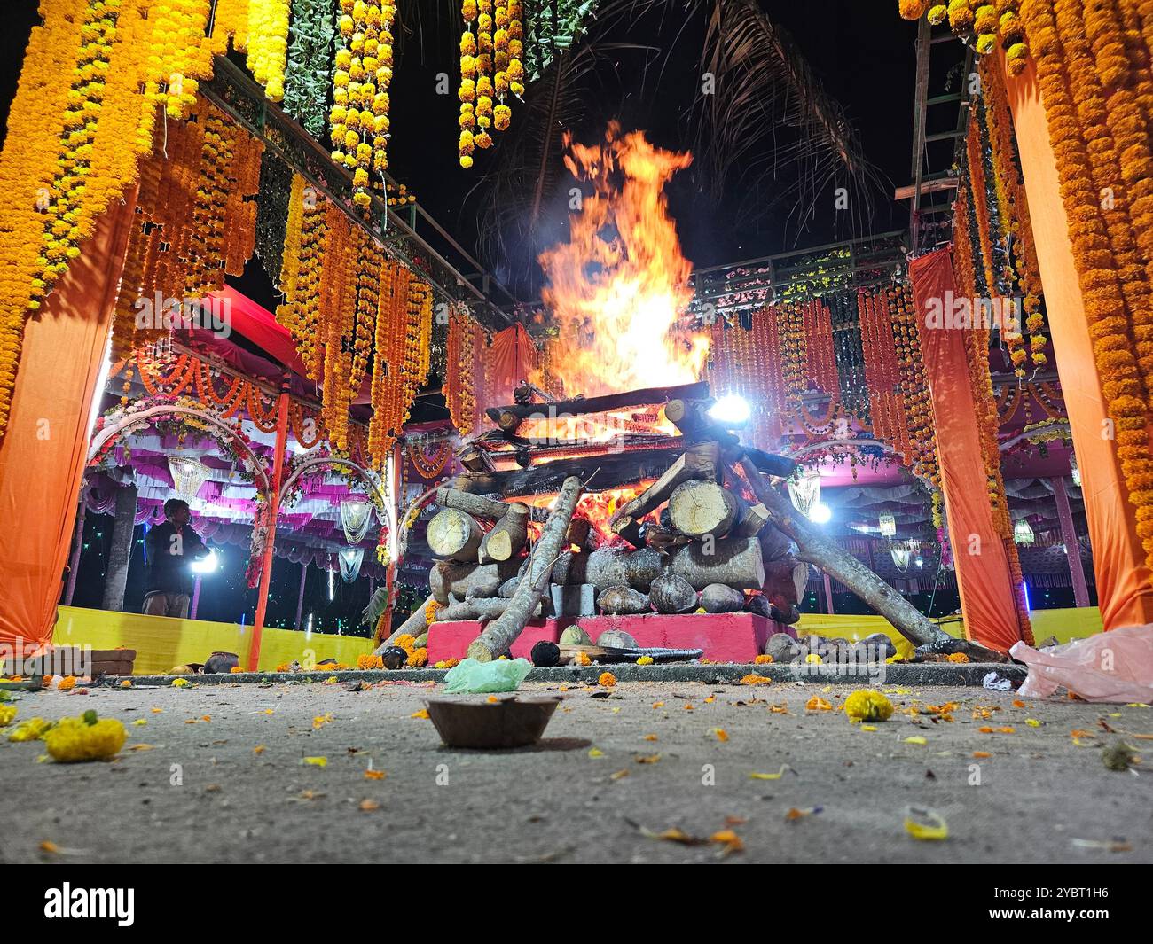 Bhadrak, Odisha, India, 17 gennaio 2024: Vishwa Shanti Maha Yagya vicino al tempio del villaggio locale. Yajna nell'induismo è un rituale fatto di fronte a un fuoco sacro. Foto Stock