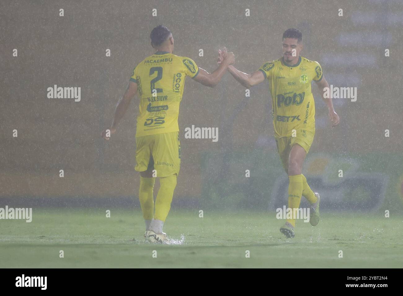 Mirassol, Brasile. 20 ottobre 2024. SP - MIRASSOL - 10/19/2024 - BRASILIANO B 2024, MIRASSOL x NOVORIZONTINO - Alex Silva, giocatore Mirassol, celebra il suo gol con Lucas Ramon, giocatore della sua squadra durante la partita contro il Novorizontino allo stadio Jose Maria de Campos Maia per il campionato brasiliano B 2024. Foto: Pedro Zacchi/AGIF (foto di Pedro Zacchi/AGIF/Sipa USA) credito: SIPA USA/Alamy Live News Foto Stock