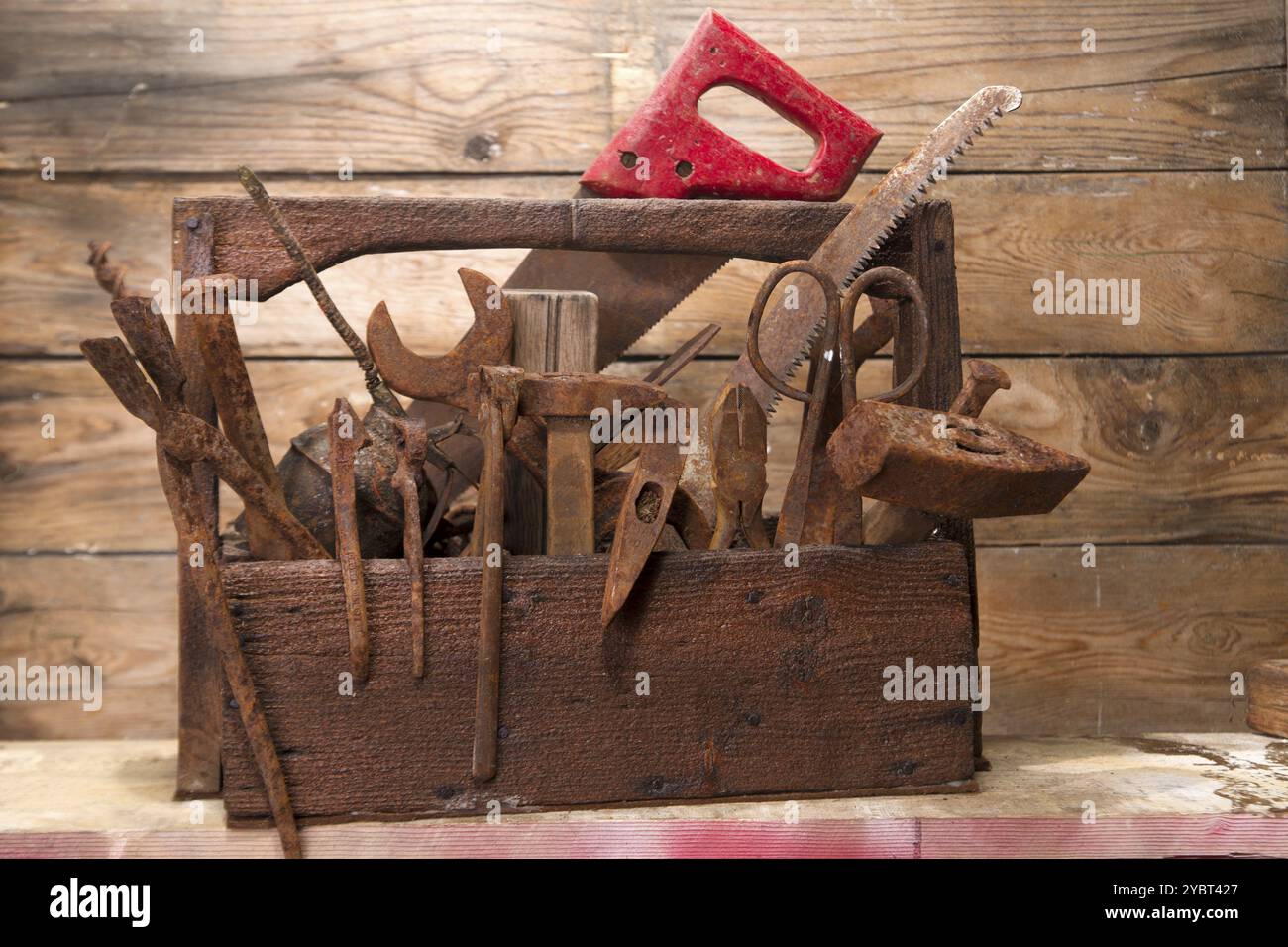 Vecchia scatola di legno con attrezzi per carpentiere artigiano Foto Stock
