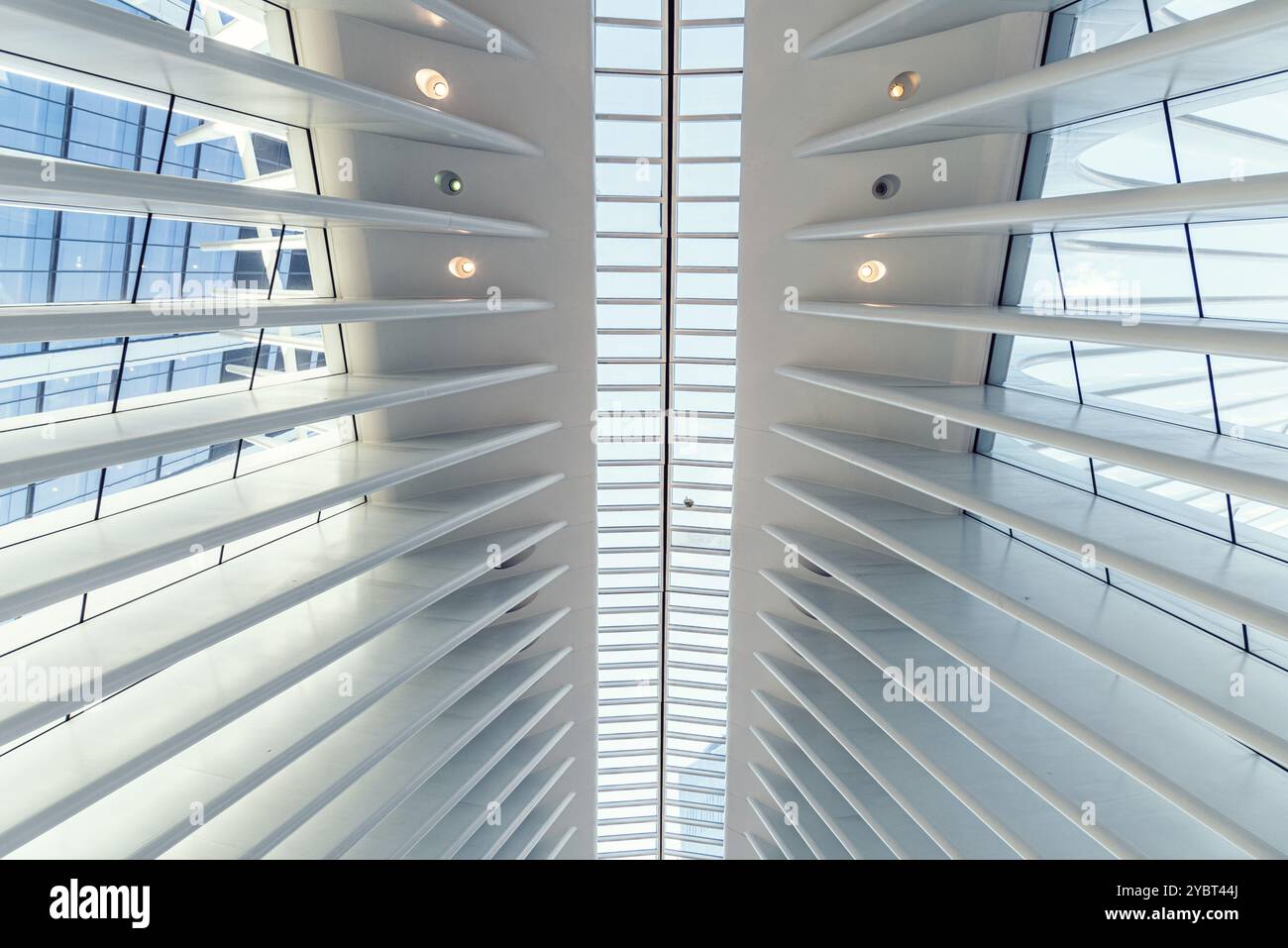 New York City, USA, 24 giugno 2018: Vista interna del World Trade Center Transportation Hub o Oculus progettato dall'architetto Santiago Calatrava. Angolo basso Foto Stock