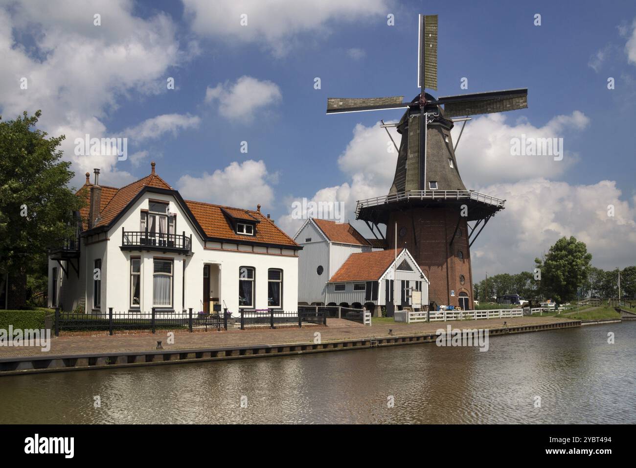 Il mulino a vento Zwaluw lungo il fiume Dokkumer Ee nel villaggio frisone Burdaard Foto Stock