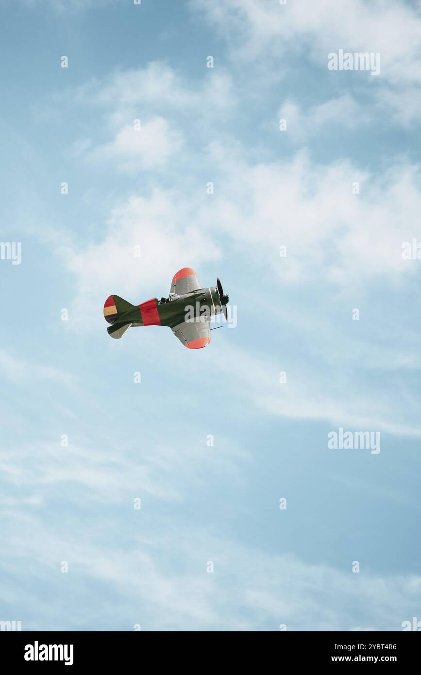 Vecchio aereo russo combattente dalla guerra civile spagnola volare contro il cielo blu. Policaropoli i-16 Foto Stock