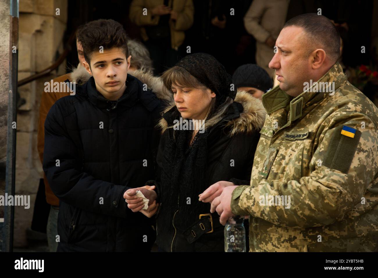 Leopoli, Ucraina. 15 marzo 2022. Una cerimonia funebre si tiene presso la Chiesa dei SS Apostoli Pietro e Paolo a Leopoli per quattro soldati ucraini uccisi in un attacco russo a un complesso di addestramento militare a Yavoriv, nell'Ucraina occidentale. Si ritiene che l'attacco all'inizio di domenica alla base militare abbia ucciso almeno 35 persone. Al funerale hanno partecipato parenti dei quattro soldati, nonché un gran numero di civili e soldati che hanno reso omaggio alle vittime Foto Stock