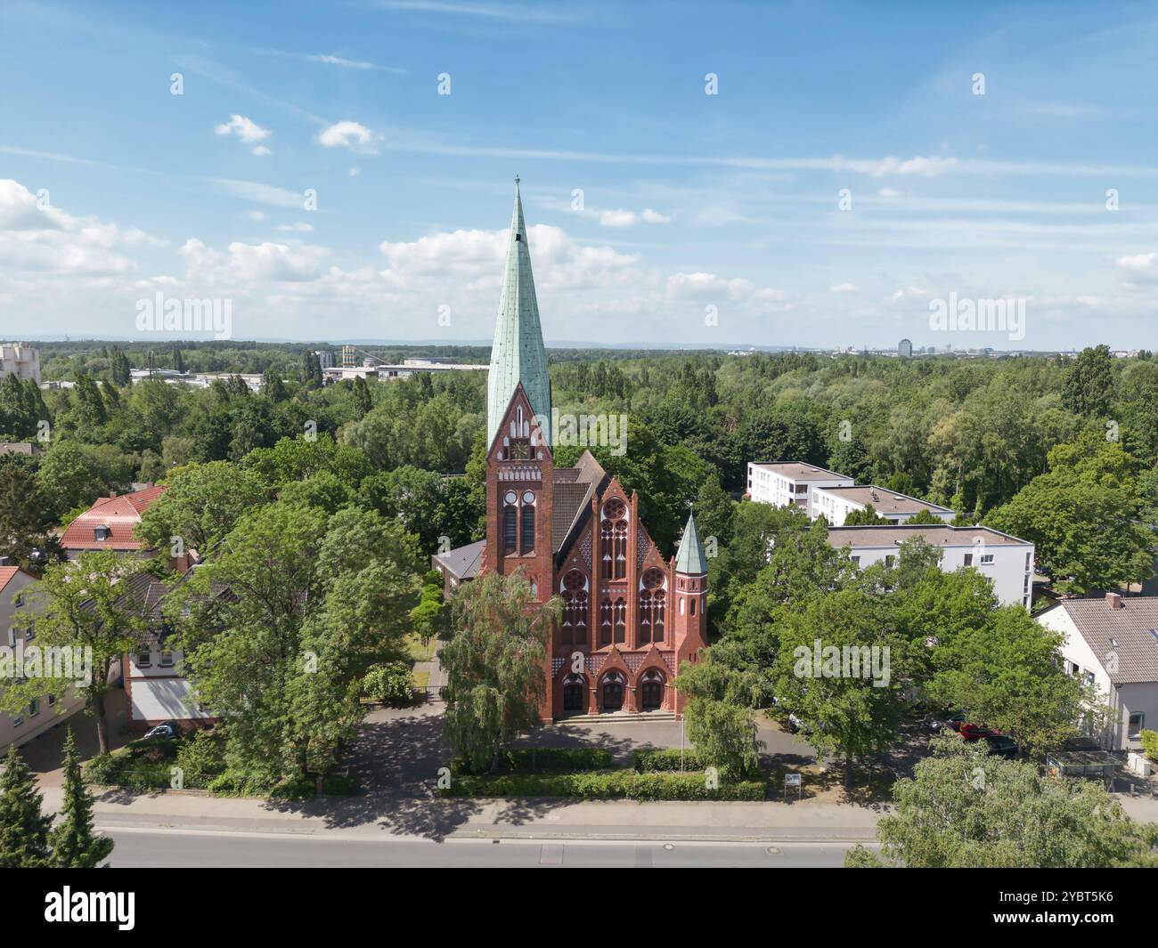 Chiesa di San Giovanni in estate soleggiata ad Hannover, bassa Sassonia, Misburg. Germania Foto Stock