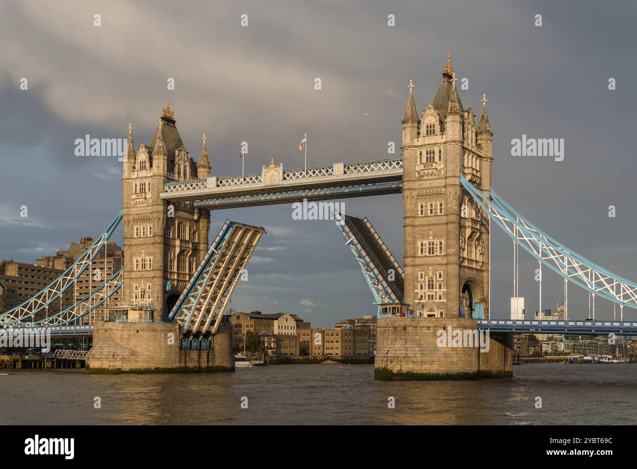 Tower Bridge di Londra vista al tramonto Foto Stock