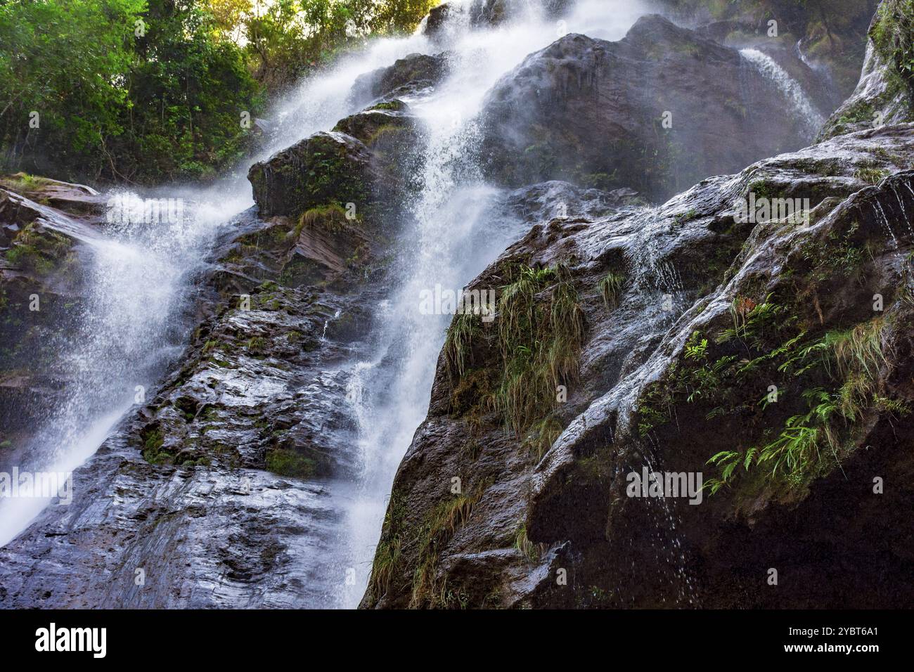 Stupendo Waterfal attraverso le rocce e la foresta a Minas Gerais, Brasile, Sud America Foto Stock