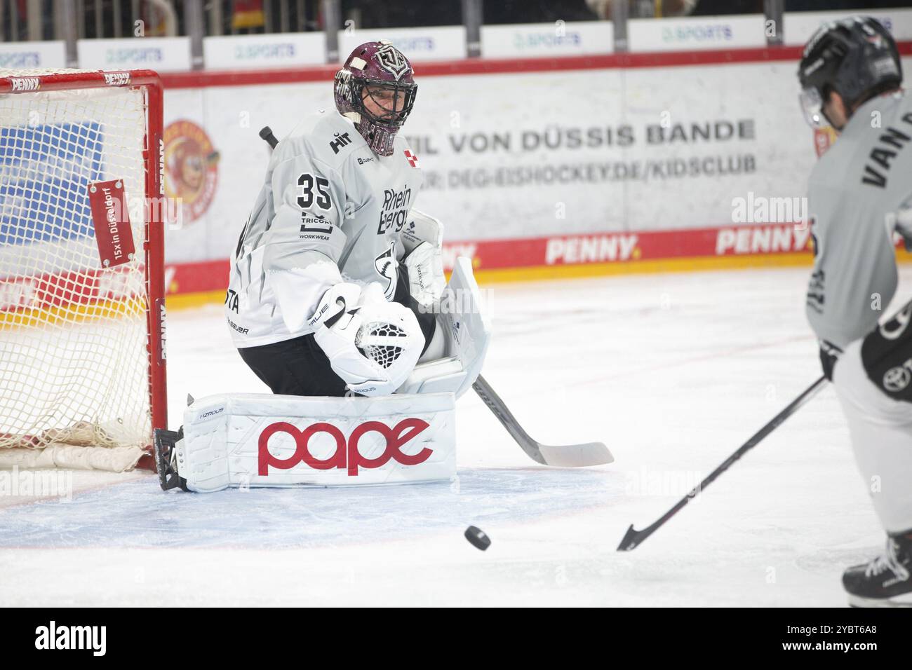 PSD Bank Dome, Duesseldorf, Renania settentrionale-Vestfalia, Julius Hudacek (Koelner Haie, #35), PENNY DEL, Duesseldorfer EG-Koelner Haie il 18/10/2024 presso il Foto Stock