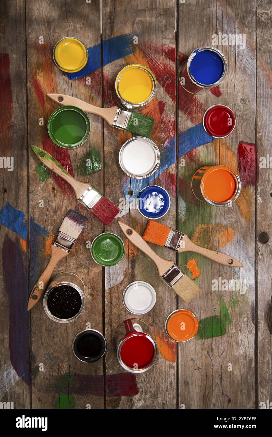 Set di spazzole di vecchio e nuovo con vari colori Foto Stock