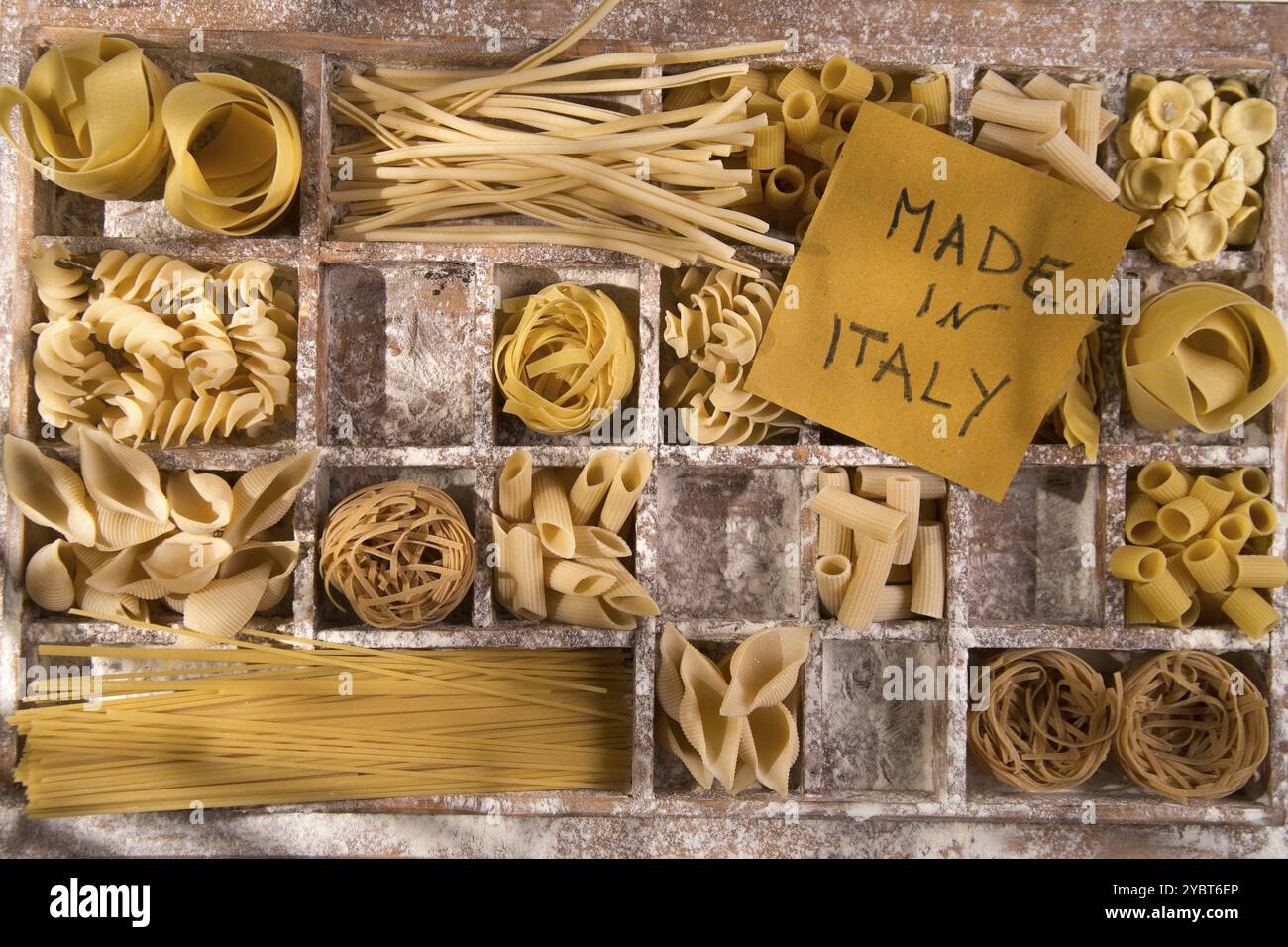 Presentazione di varietà di pasta italiana a base di farina bianca Foto Stock