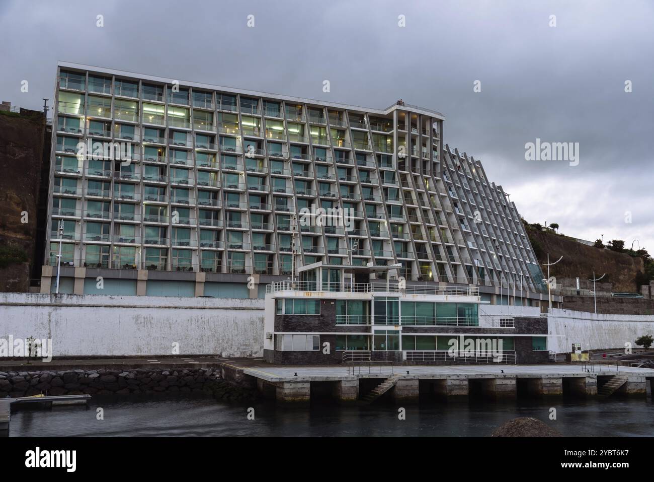 Angra do Heroismo, Portogallo, 2 luglio 2022: Condominio nel porto al crepuscolo. Isola di Terceira, Azzorre, Europa Foto Stock