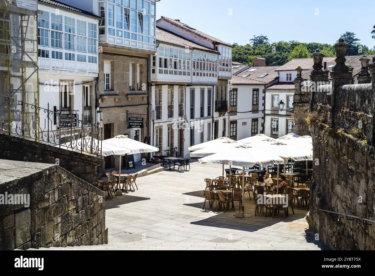 Santiago de Compostela, Spagna, 18 luglio 2020: Ristorante con terrazza nel centro storico di Santiago de Compostela, Europa Foto Stock