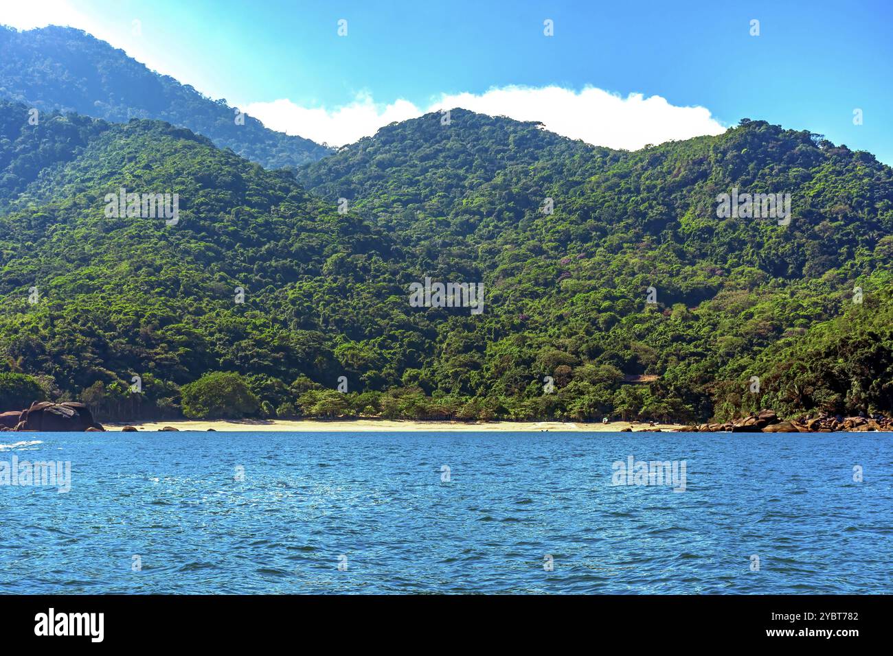 Arrivo alla spiaggia di Indaiauba sull'isola di Ilhabela vista dal mare Foto Stock