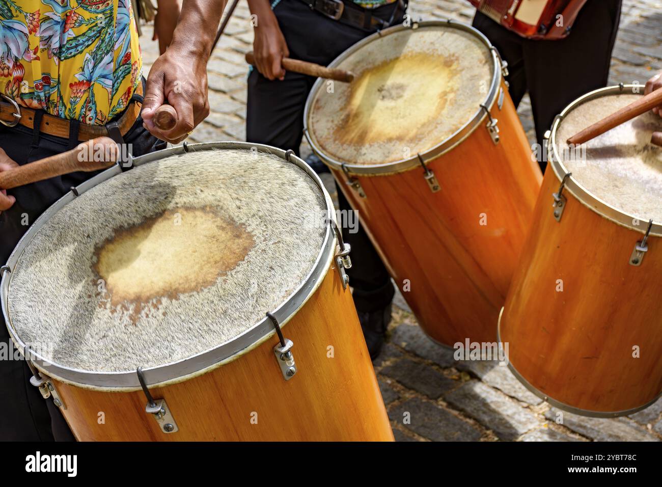 Batteristi che si esibiscono durante una tipica festa di strada in Brasile Foto Stock