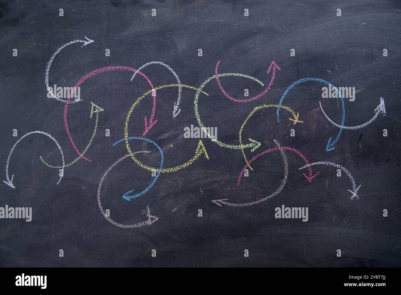 Colorato frecce curve tracciate con il gesso sulla lavagna Foto Stock