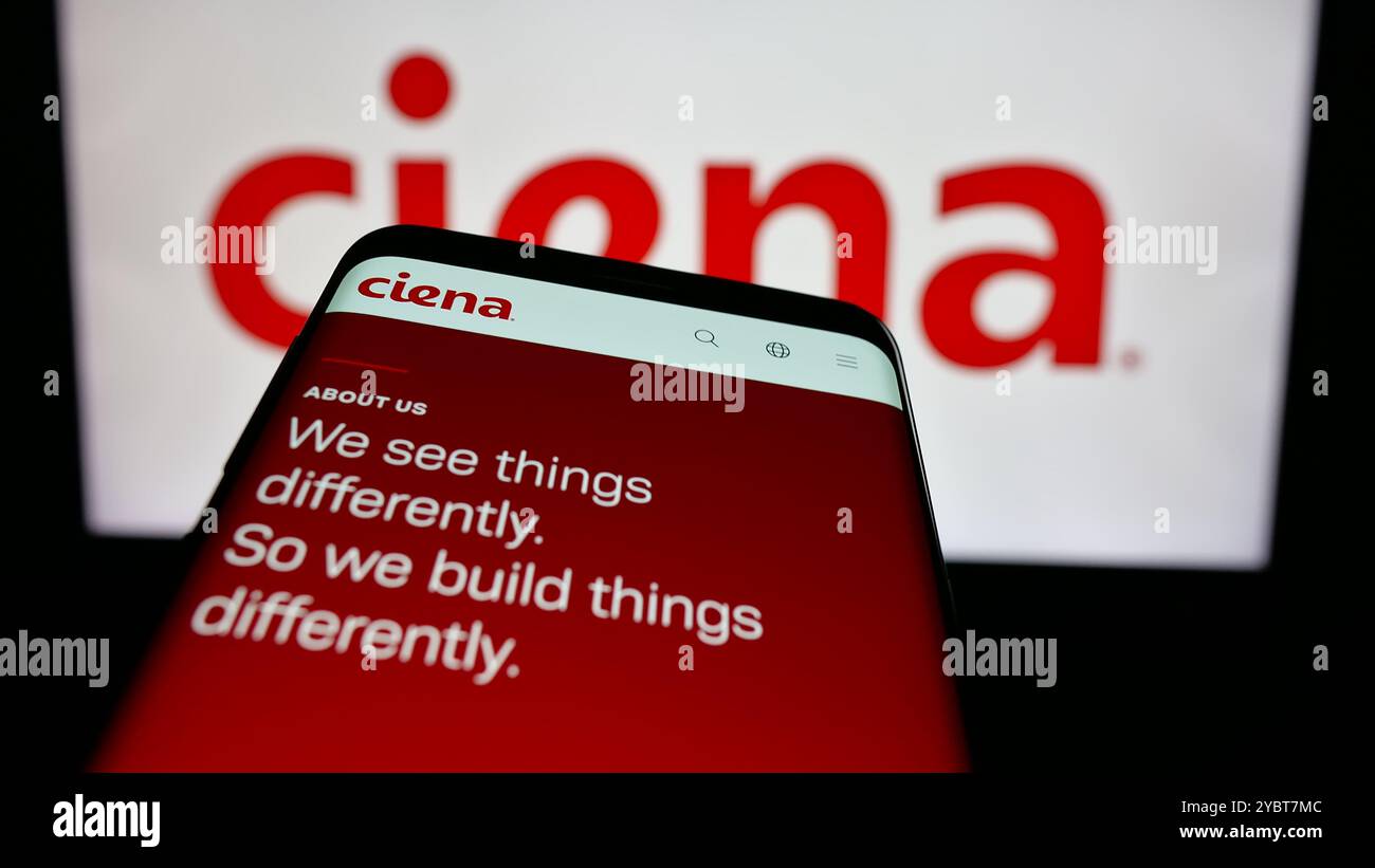Telefono cellulare con sito web della società statunitense di sistemi di rete Ciena Corporation sullo schermo davanti al logo. Mettere a fuoco in alto a sinistra sul display del telefono. Foto Stock