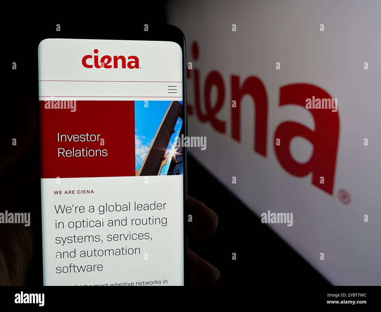 Persona che detiene un cellulare con la pagina web della società di sistemi di rete statunitense Ciena Corporation sullo schermo con il logo. Messa a fuoco al centro del display del telefono. Foto Stock