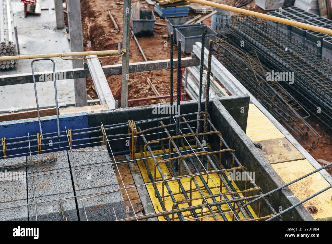 Particolare di soletta di cemento armato con blocchi di calcestruzzo leggero sotto costruzione Foto Stock