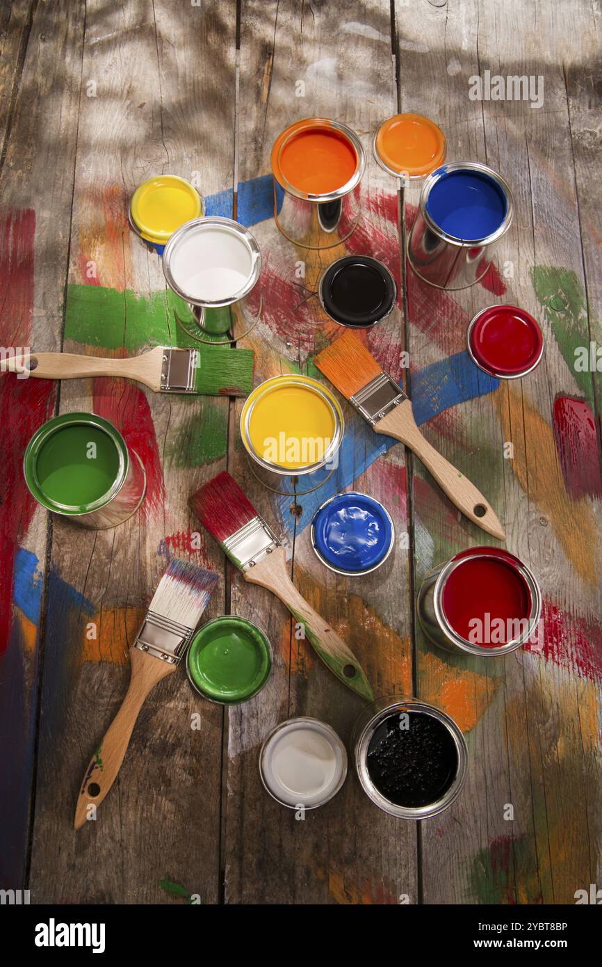 Set di spazzole di vecchio e nuovo con vari colori Foto Stock