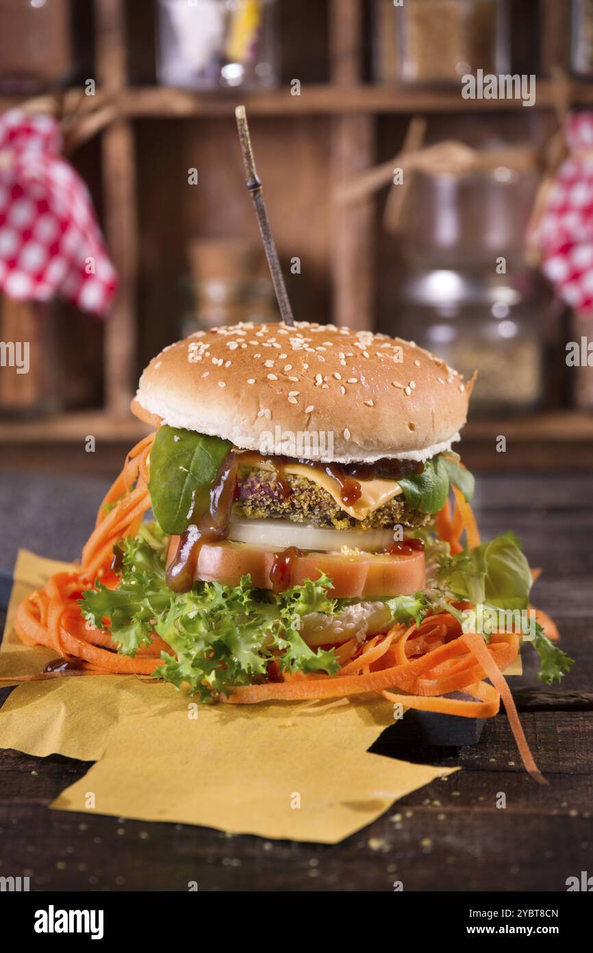 Presentazione di un panino ripieno di verdure e manzo Foto Stock