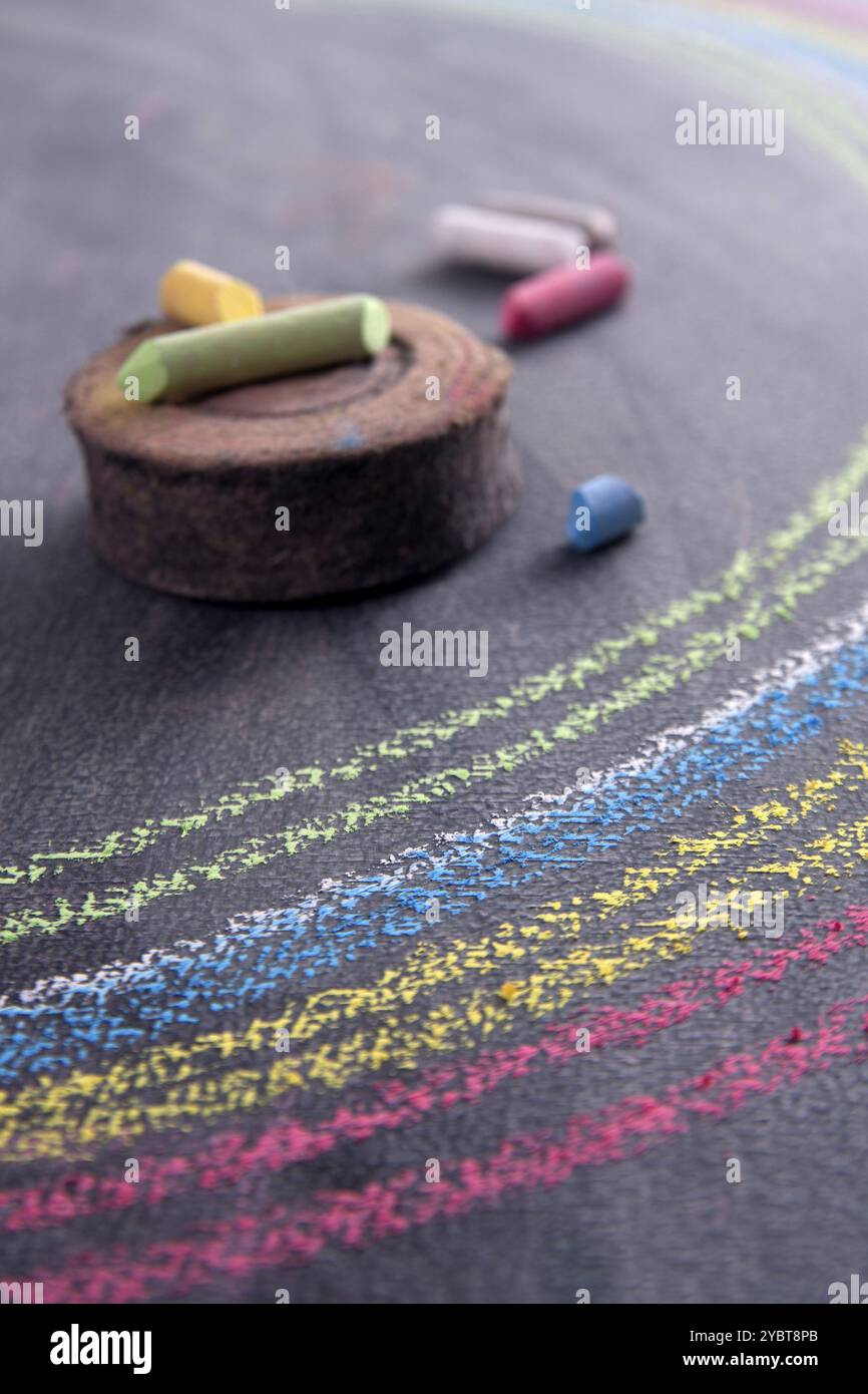 Rappresentazione di un arcobaleno graphic design eseguito con un gessetto sulla lavagna Foto Stock