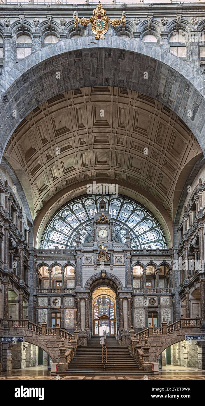 Famoso vecchio orologio sulla facciata della vecchia bella stazione ferroviaria di Anversa Foto Stock