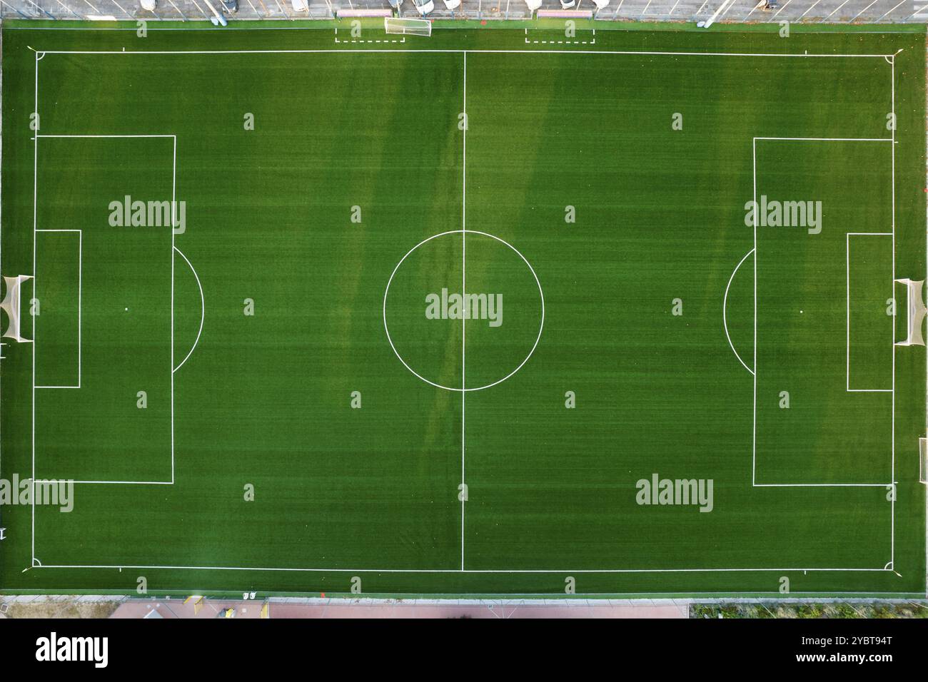 Documentazione fotografica aerea di un campo da calcio verde vuoto Foto Stock