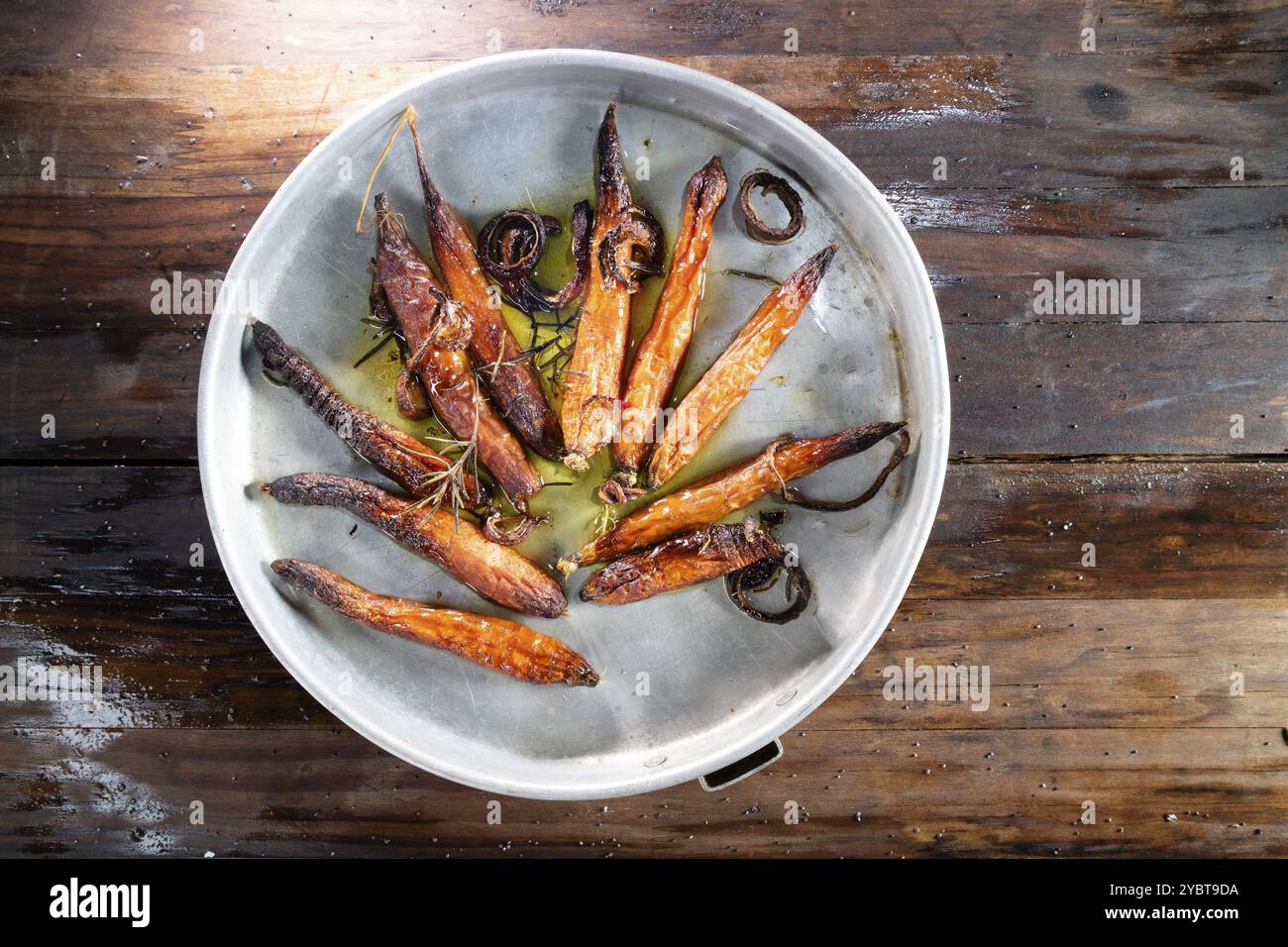 Riproduzione fotografica di una porzione di carote tostate nel forno Foto Stock