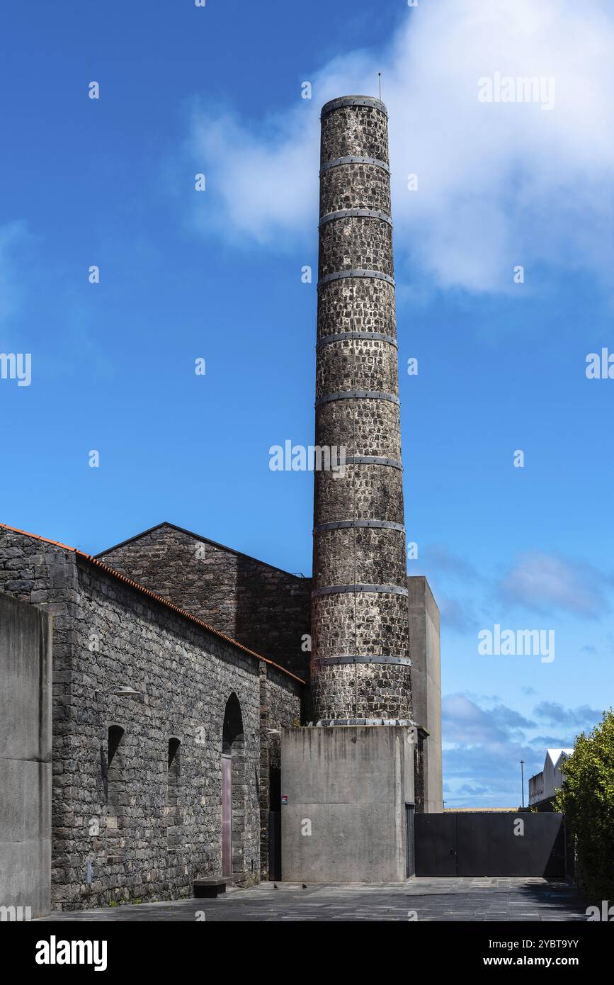 Ribeira grande, Portogallo, 9 luglio 2022: Arquipelago Contemporary Arts Center. Le rovine abbandonate di una distilleria del XIX secolo sull'isola di Foto Stock