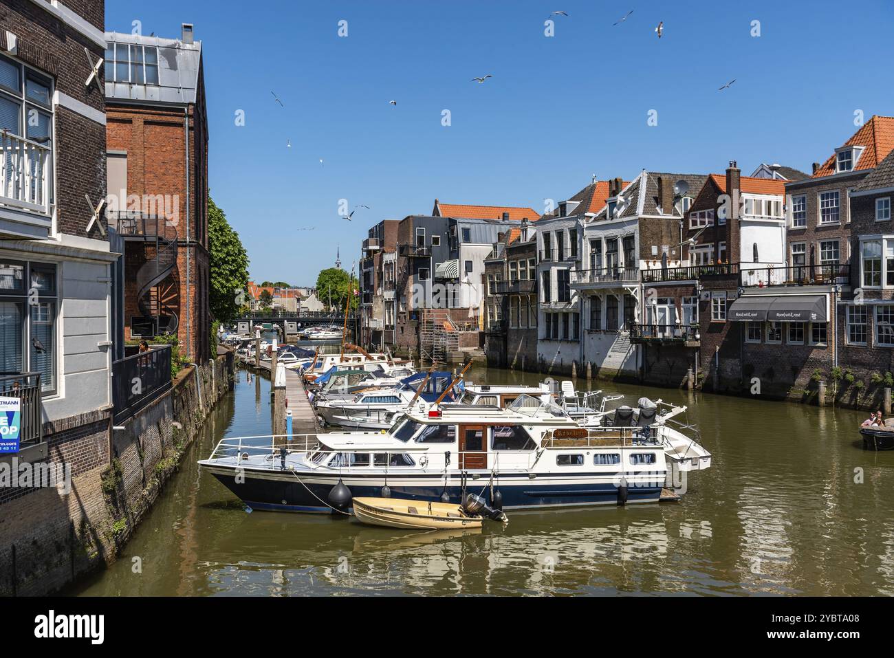 Dordrecht, Paesi Bassi, 8 maggio 2022: Vista panoramica della città vecchia di Dordrecht nei Paesi Bassi occidentali. Canale con navi Foto Stock