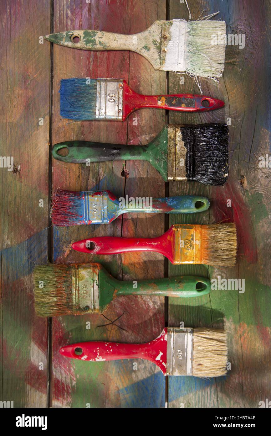 Set di spazzole di vecchio e nuovo con vari colori Foto Stock