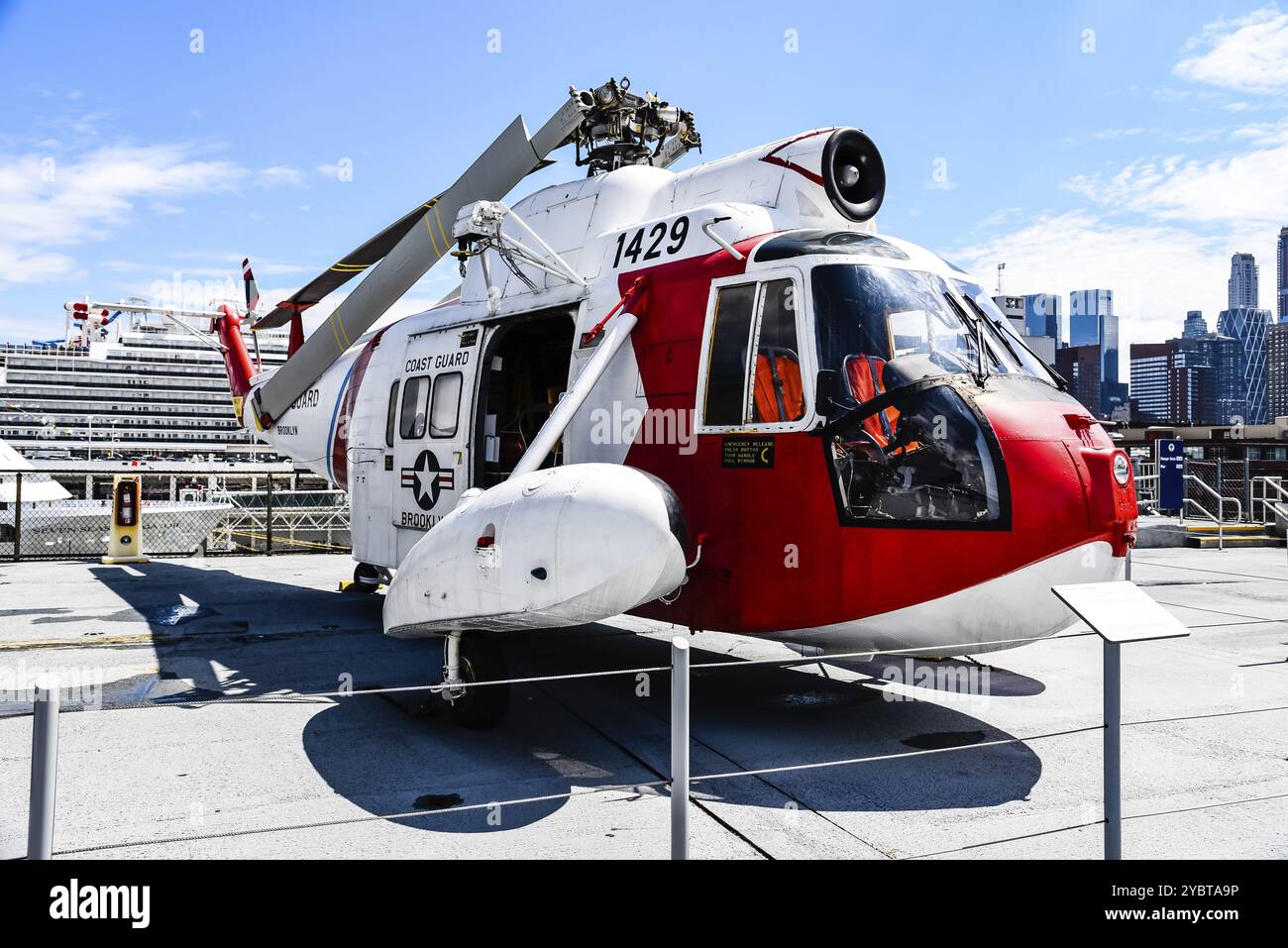 New York City, USA, 21 giugno 2018: Elicottero navale nel museo Intrepid di New York. La USS Intrepid ospita l'Intrepid Sea, Air and Space Museum in N Foto Stock