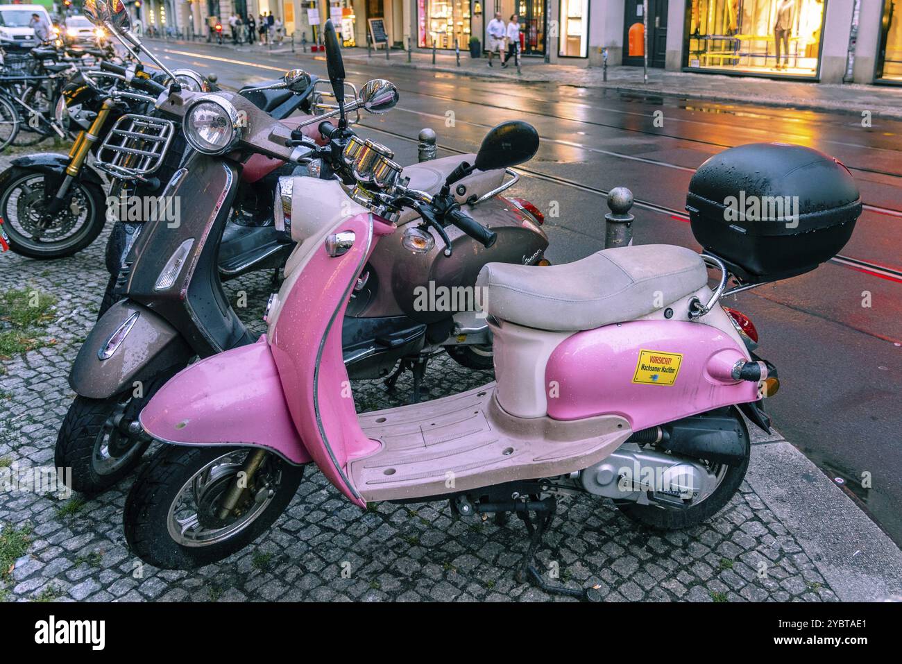 Berlino, Germania, 29 luglio 2019: Scooter parcheggiati per strada a Berlino. Uno di loro è rosa con un look retrò, Europa Foto Stock