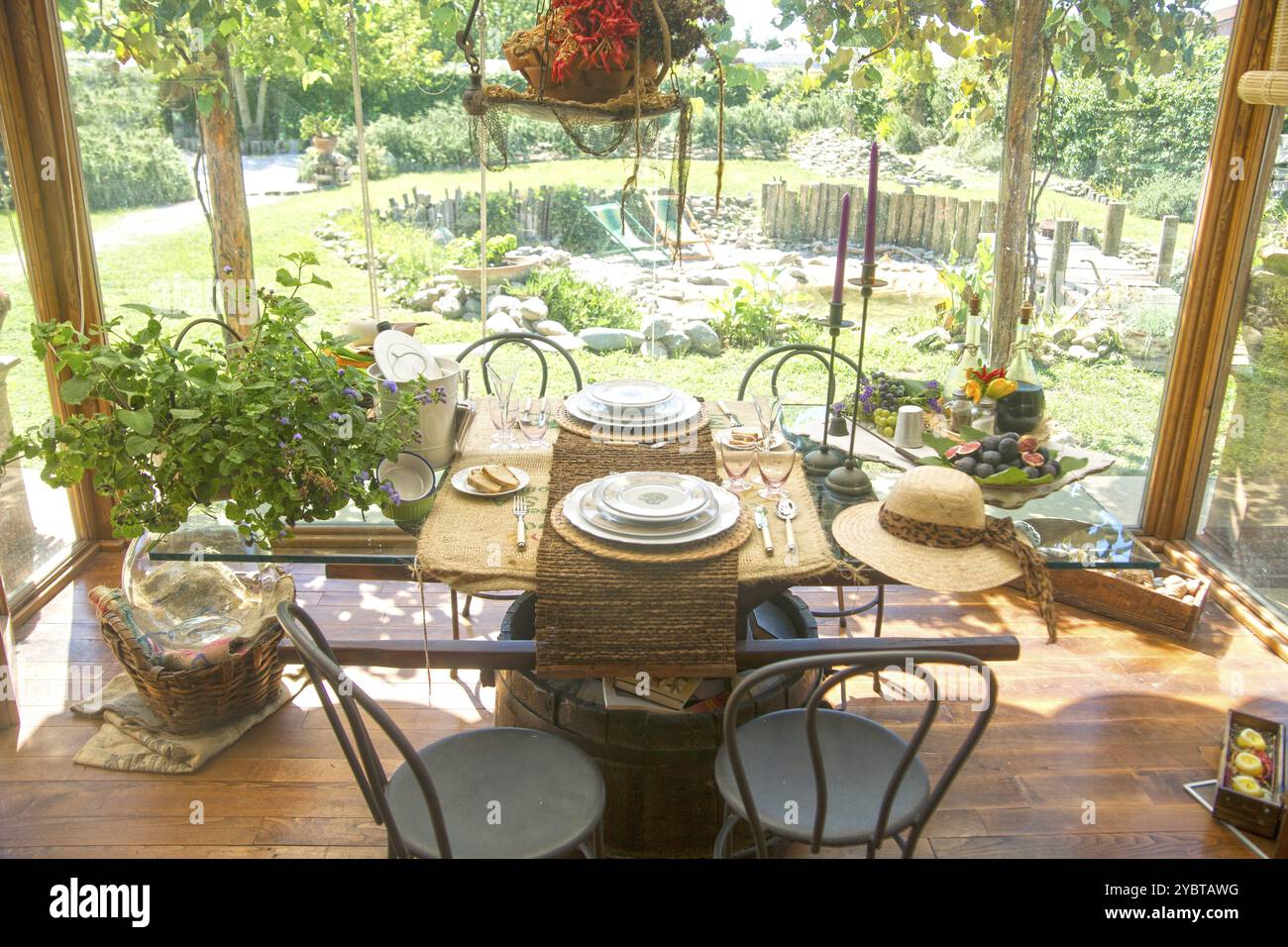 Tavolo da pranzo per due persone con vista sul giardino in summ Foto Stock