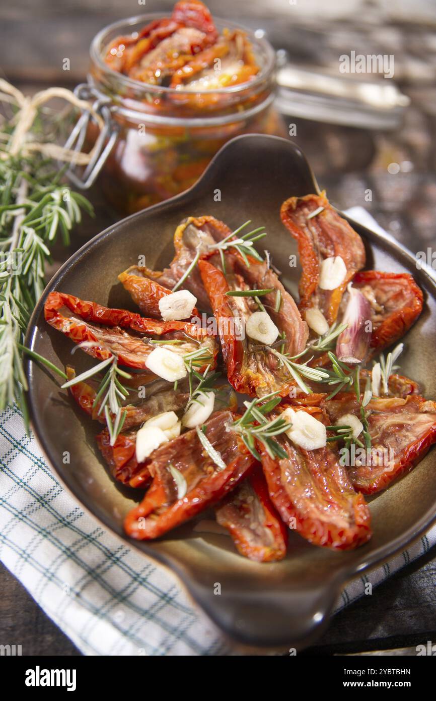 Pomodori secchi con olio d'oliva, rosmarino e aglio Foto Stock