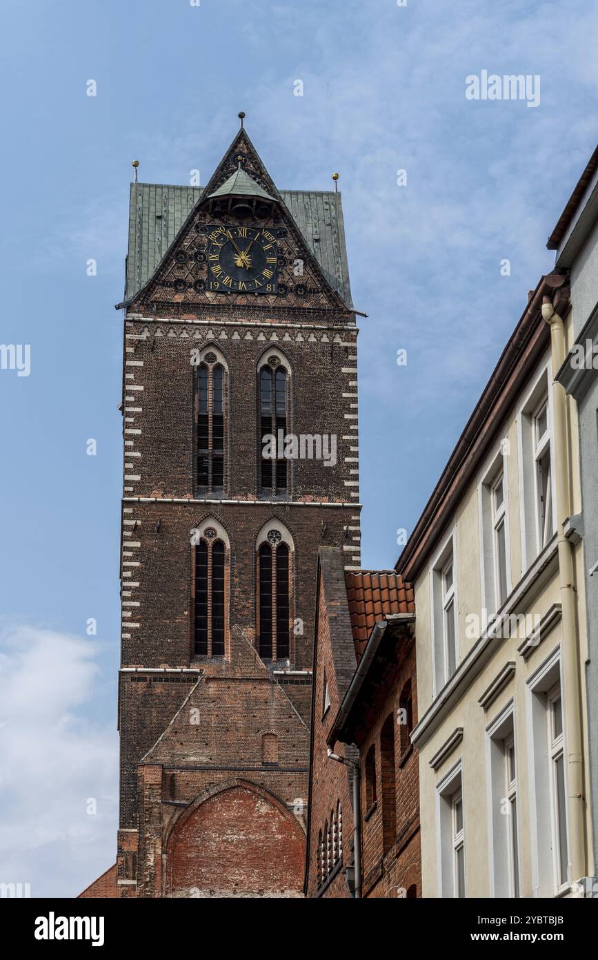 La torre della Chiesa di Santa Maria nel centro storico di Wismar, Germania. La chiesa fu distrutta da incursioni aeree durante la seconda guerra mondiale Foto Stock